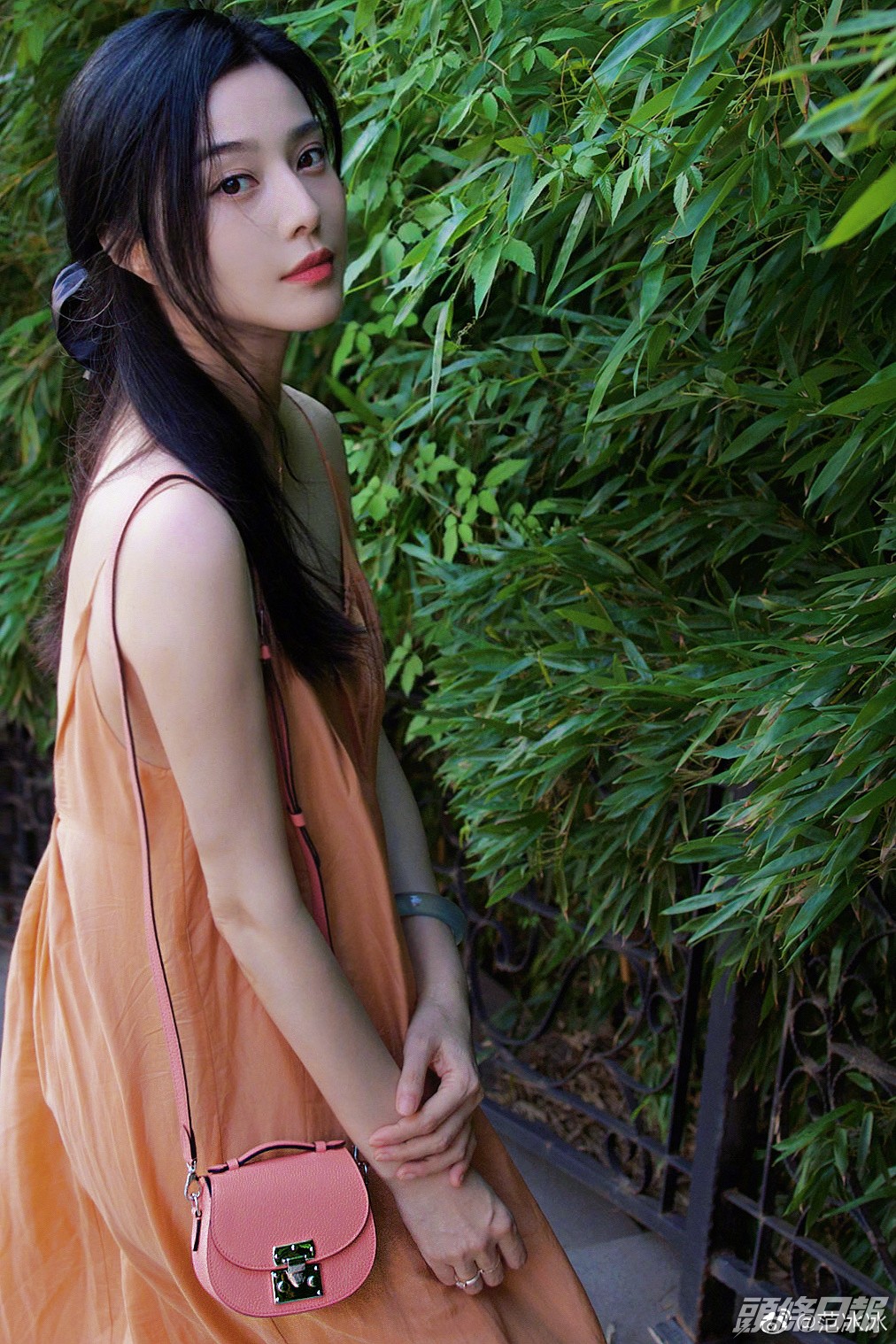 年中都有post過夏日look，橙色吊帶連身裙，飄少女味。